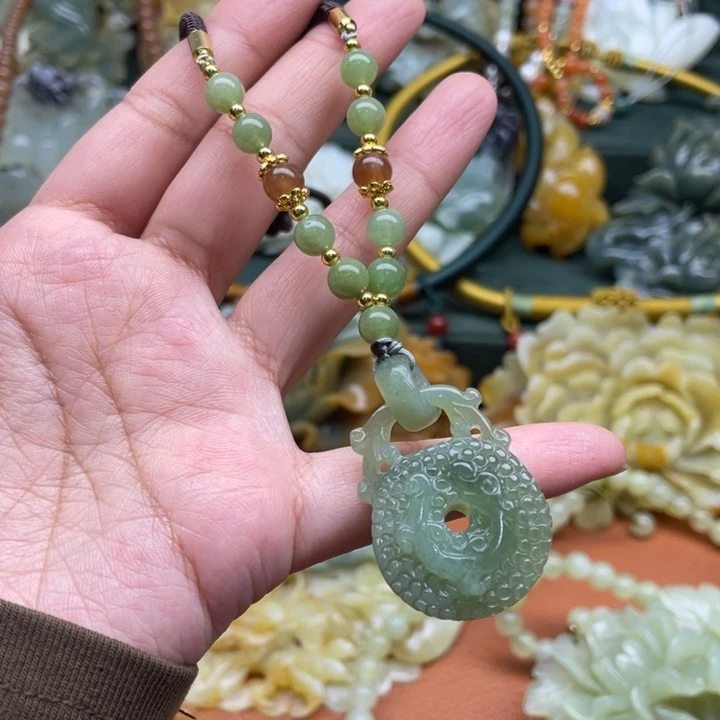 蛇纹石玉吊坠合金