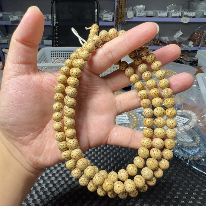 吊坠星月菩提鸡油黄1.0左右108颗