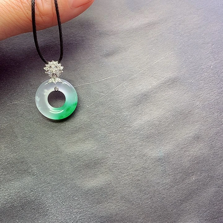 颈饰未镶嵌石英质玉