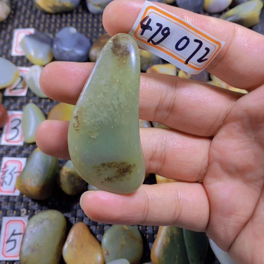 颈饰未镶嵌和田玉（糖玉）