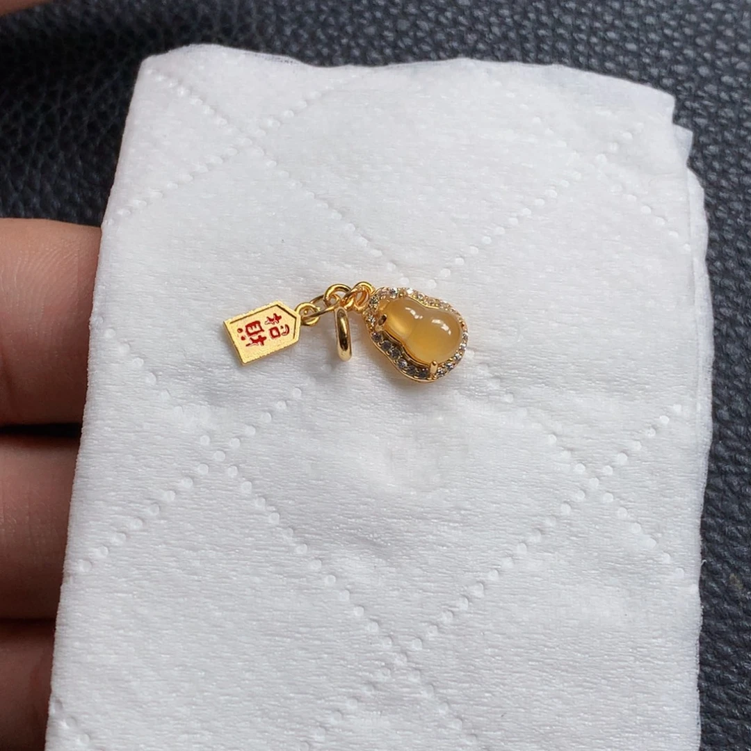 翡翠未镶嵌颈饰是