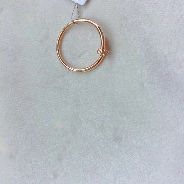 18k金戒指。钻石钉钉款