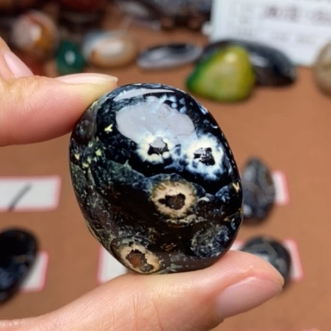 未镶嵌颈饰玛瑙/玉髓伊*