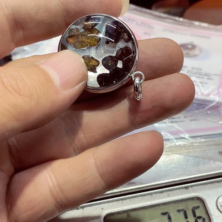 关***关铁合金花岗石三种亲和镶嵌吊坠。