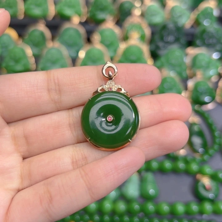 颈饰18K金镶嵌和田玉（碧玉）