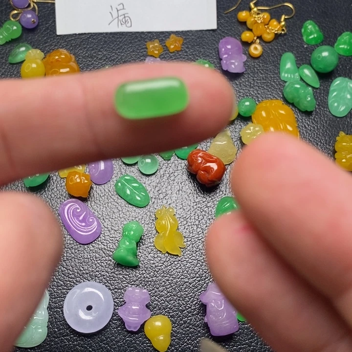 c***崔翡翠未镶嵌颈饰挂件