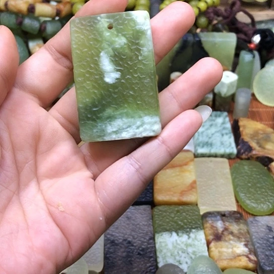 岫玉未镶嵌颈饰烈**人