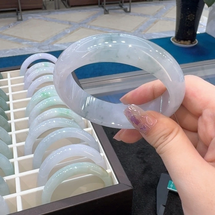 翡翠手镯未镶嵌宽胎镯