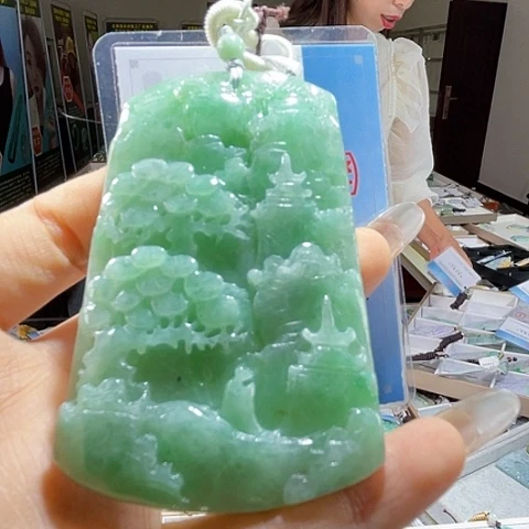 翡翠未镶嵌颈饰一个