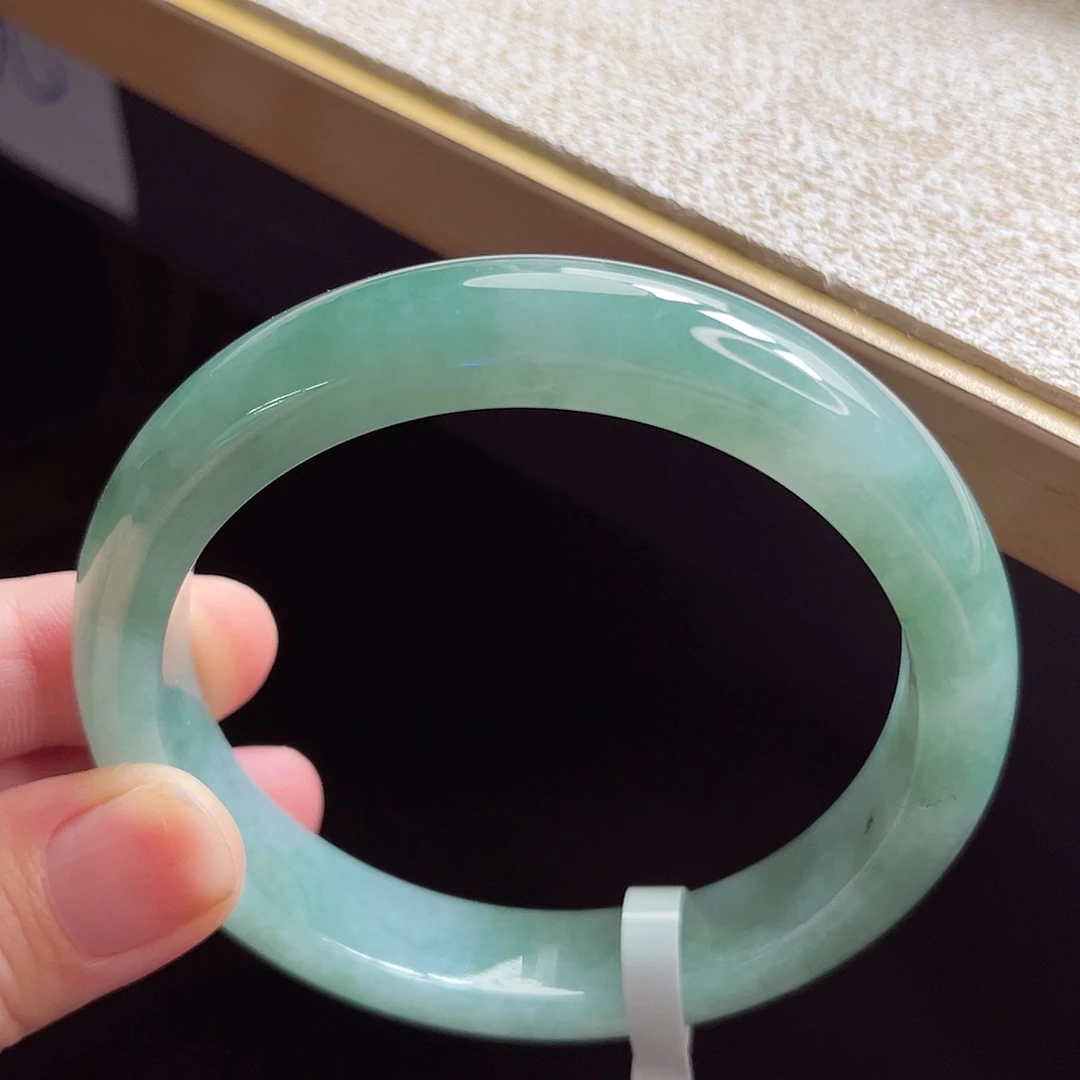 翡翠手镯未镶嵌手镯