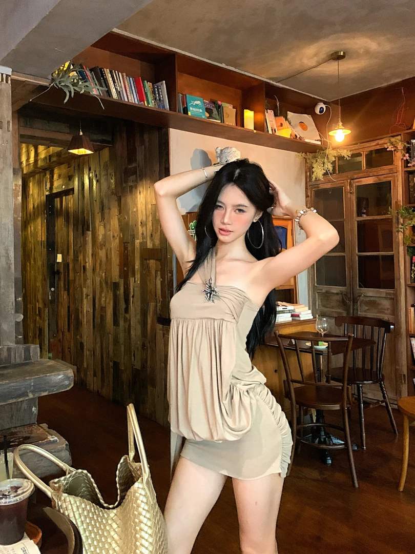 纯欲单肩纽结醋酸花苞抹胸包臀裙显瘦短裙设计感修身辣妹连衣裙女