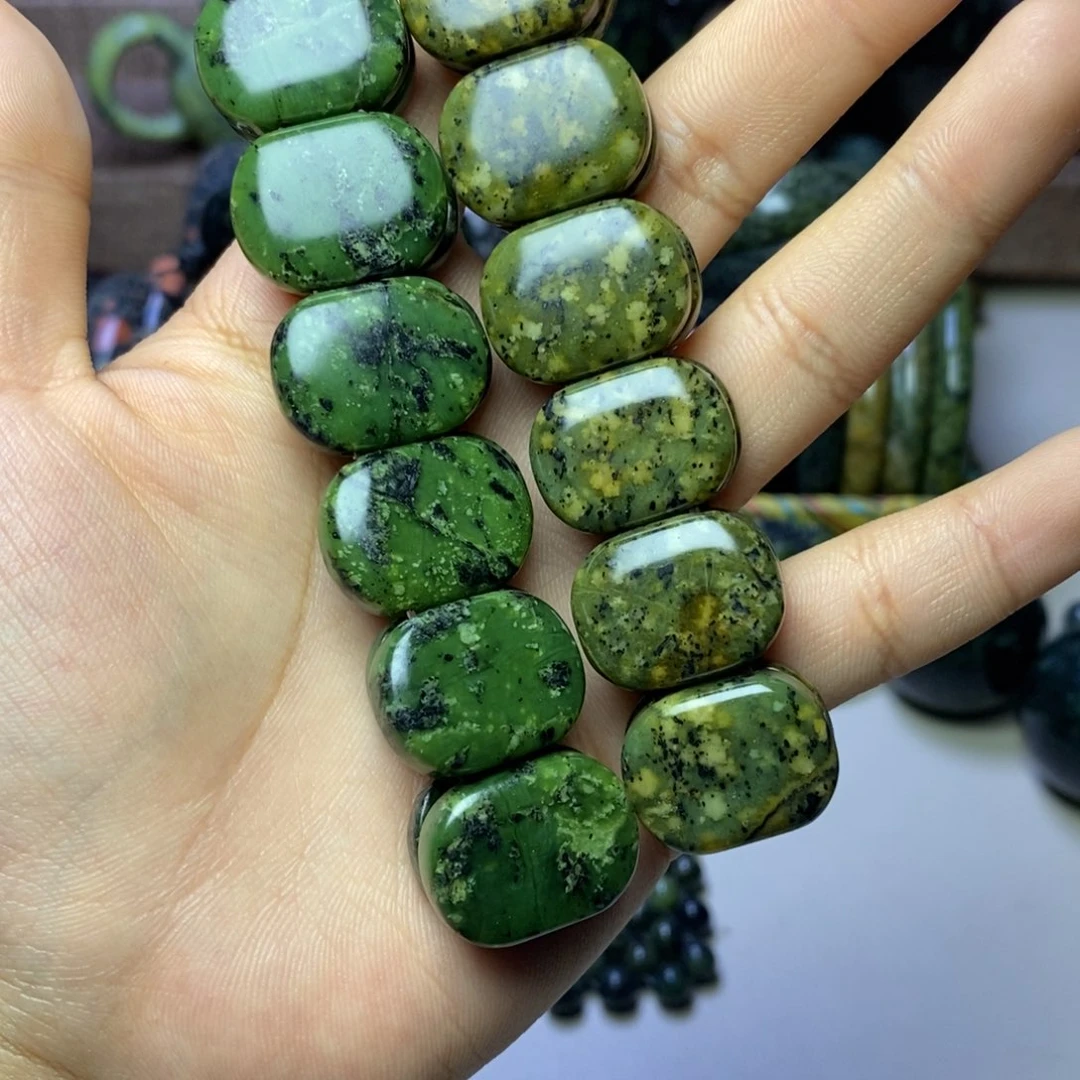 小***茱蛇纹石玉未镶嵌颈饰