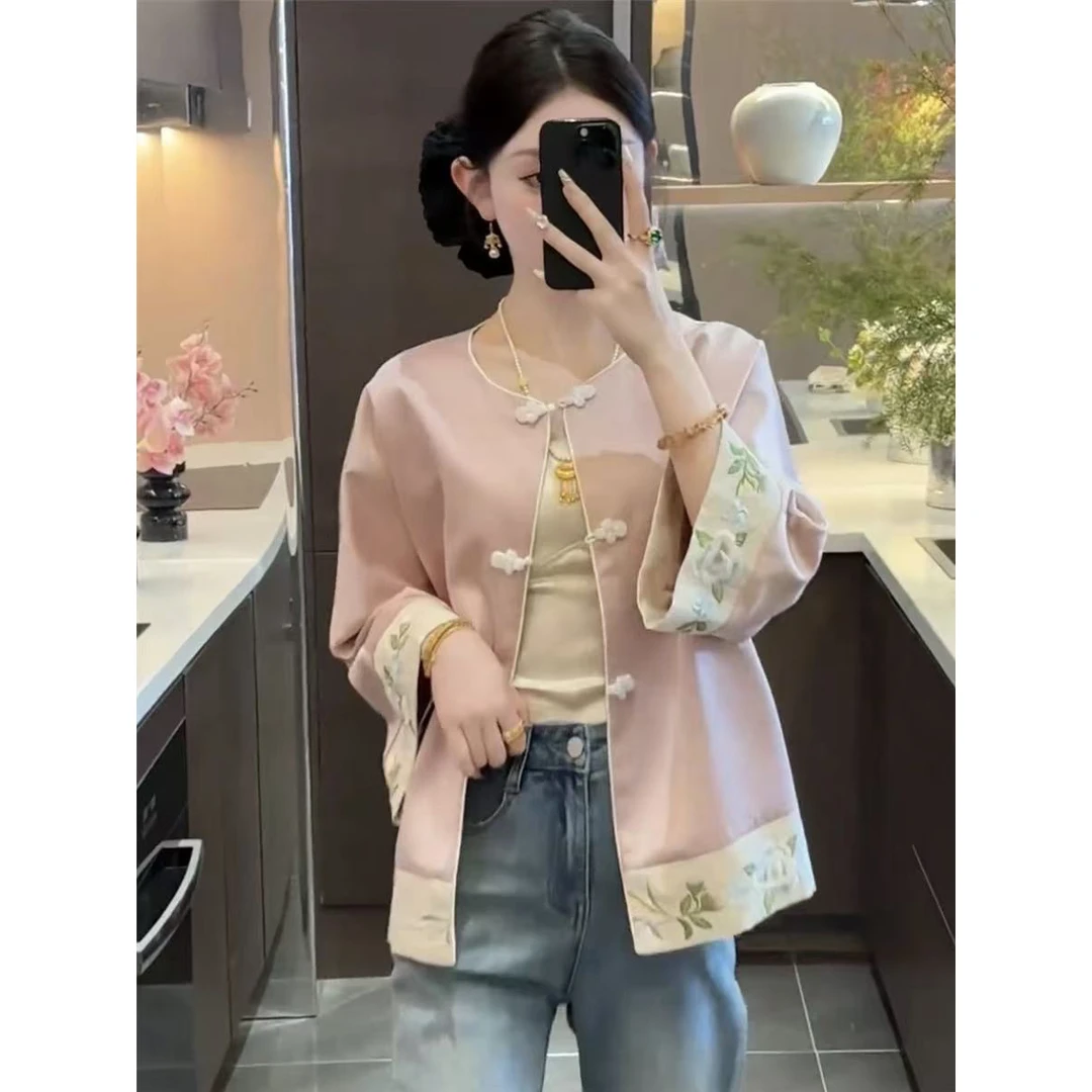2025春季新款新中式缎面重工刺绣盘扣宽松显瘦短女设计感气质