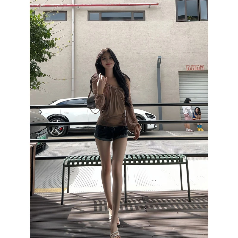 不规则斜肩长袖气质露肩独特漂亮上衣丰胯牛仔超短裤靴裤卷边热裤