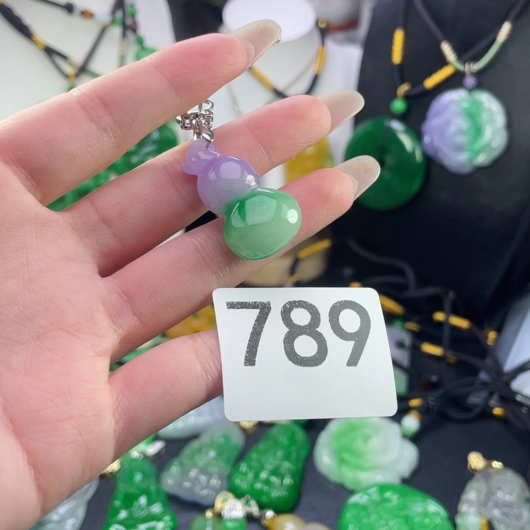 翡翠未镶嵌吊坠(赠链)