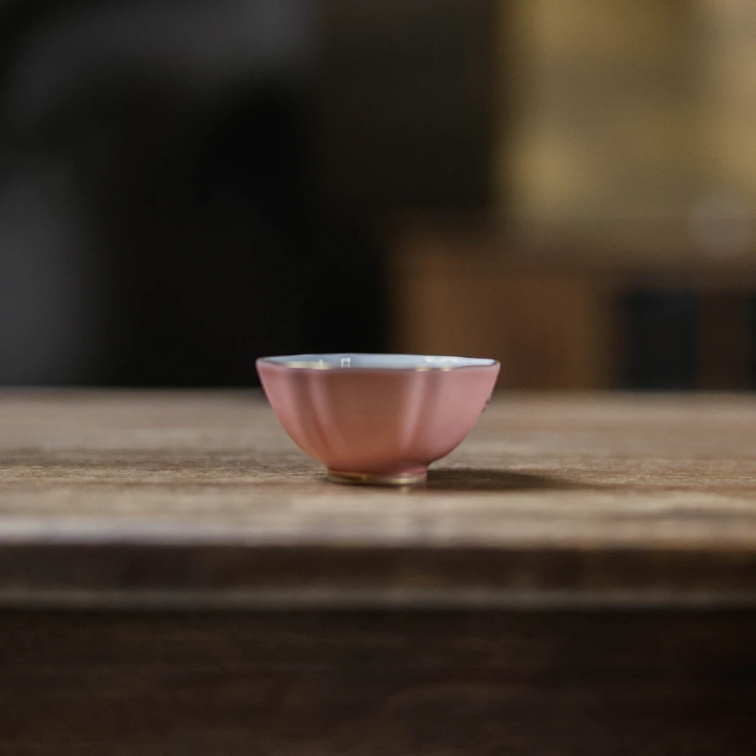 【陶珊居】樱粉青花蓝底绣球杯（华隐S0914）