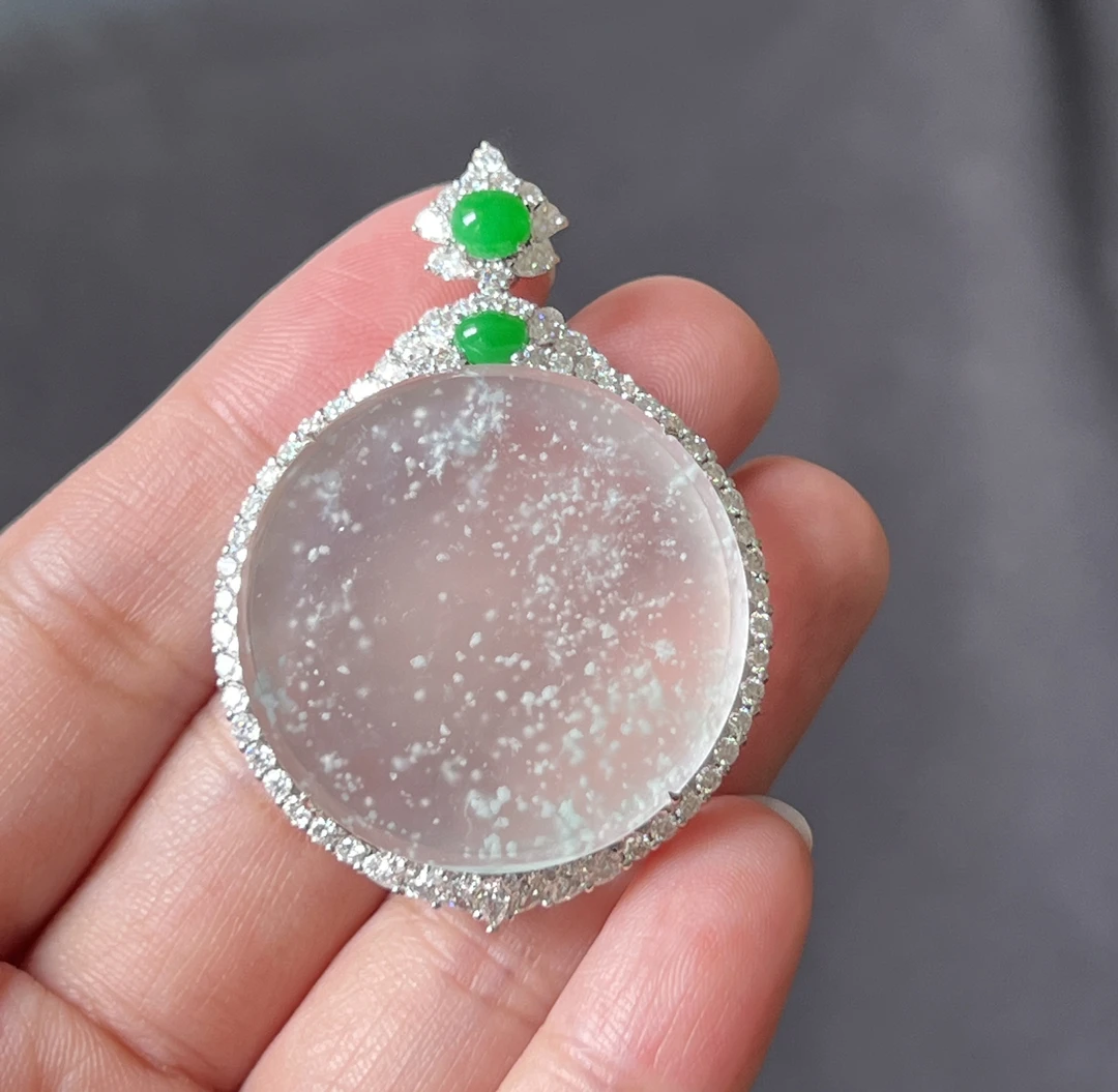 18ｋ金伴钻石镶嵌翡翠木那雪花棉圆牌吊坠
