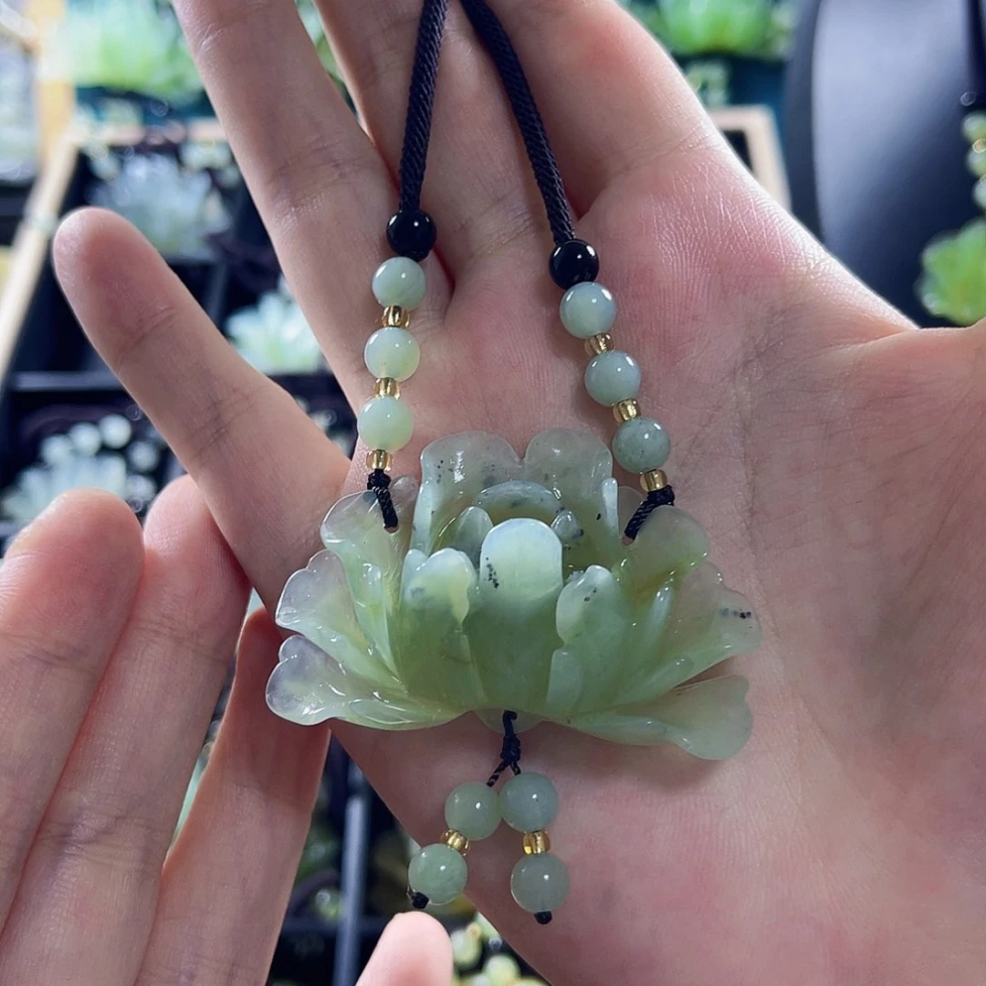 蛇纹石玉颈饰合金