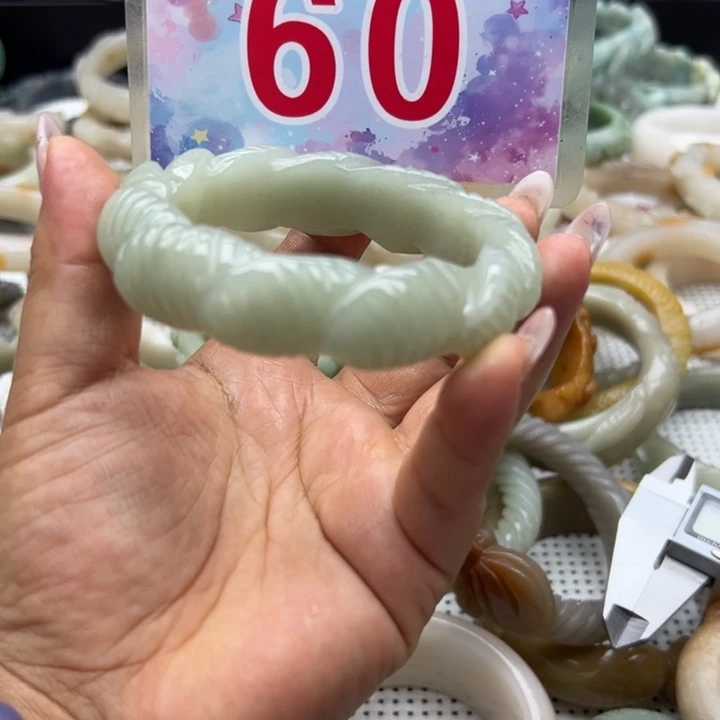 未镶嵌手镯石英岩玉