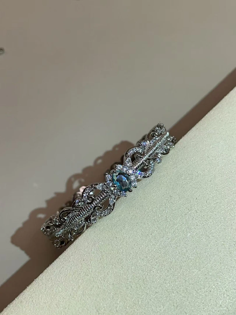 A60白金色拉丝鸢尾花手镯