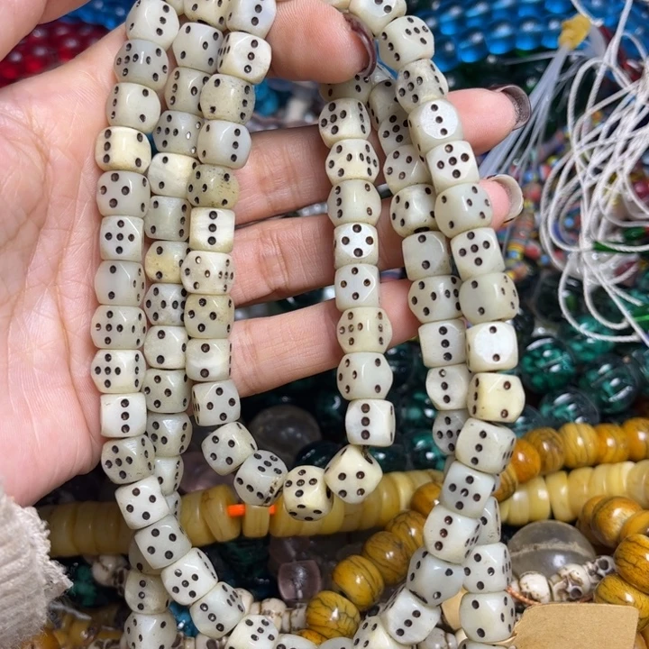 琉璃颈饰240。  一条