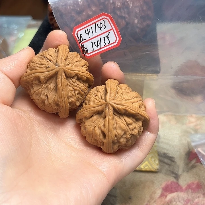 把件文玩核桃不****年红狮子头四棱有虫眼