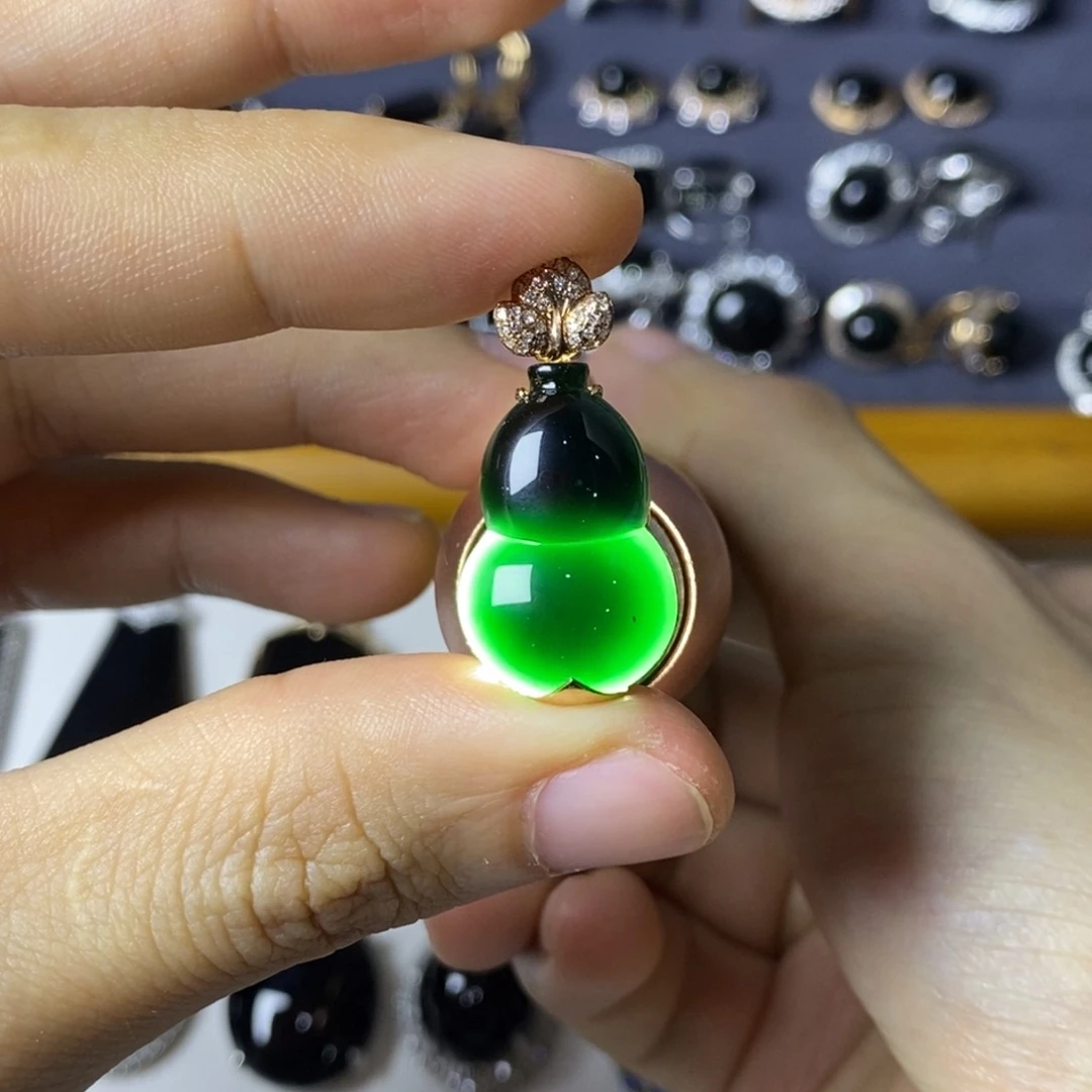 颈饰18K金镶嵌翡翠