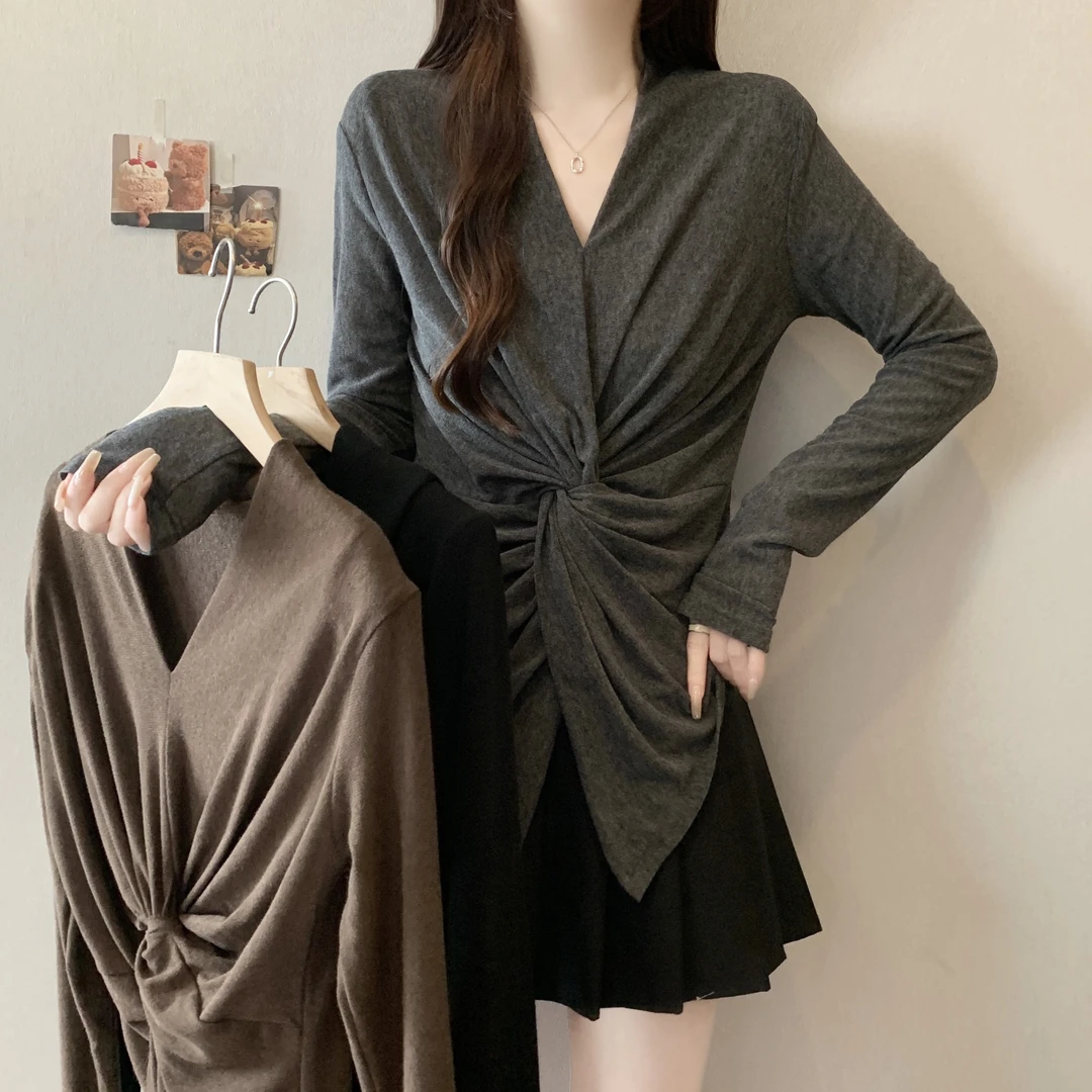 实拍大码秋季新款设计感小众时尚V领扭结修身显瘦减龄打底衫