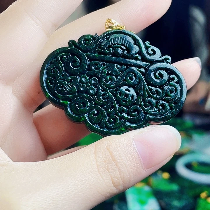 颈饰18K金镶嵌翡翠多样性