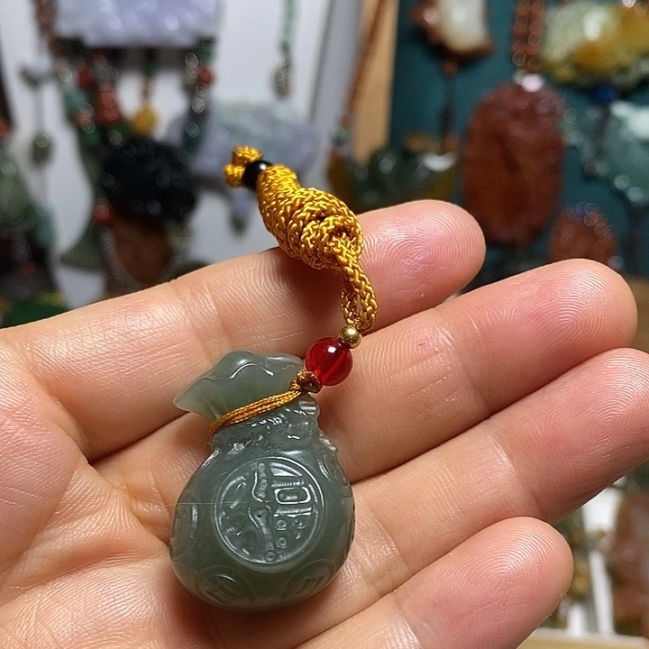 翡翠未镶嵌吊坠(赠链)
