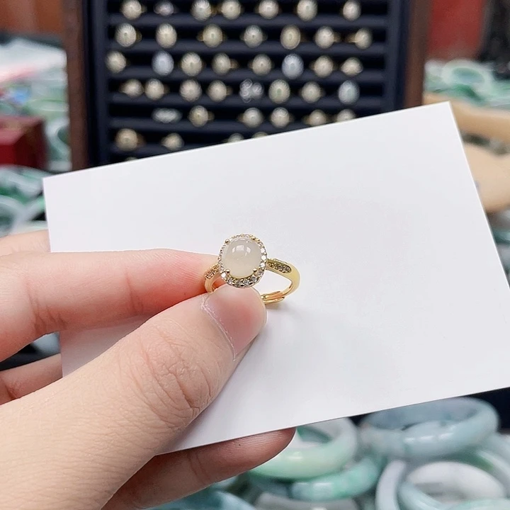 翡翠手镯未镶嵌翡翠