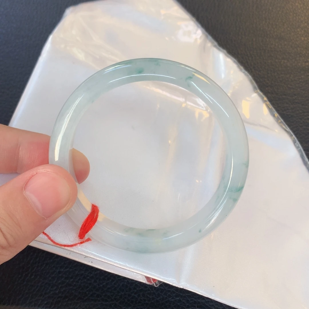 翡翠手镯未镶嵌翡翠