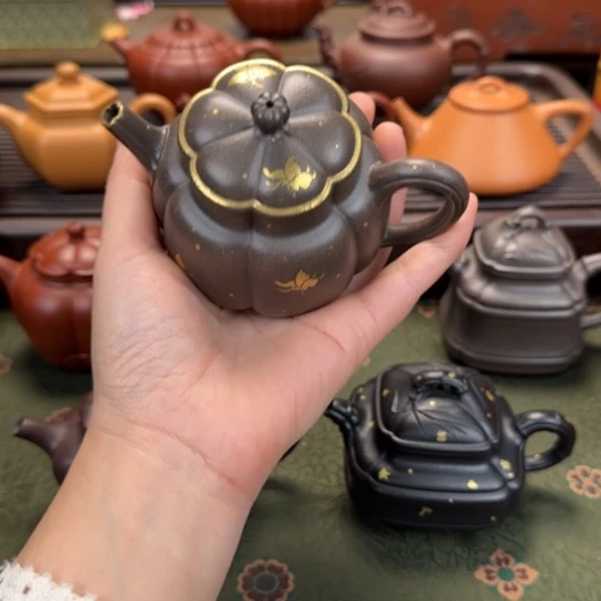 紫砂茶壶繁花洒金画蝴蝶