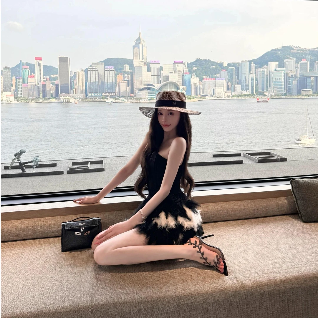 2025夏季新款时尚纯欲设计感修身露肩显瘦上衣配百搭毛毛短裙女