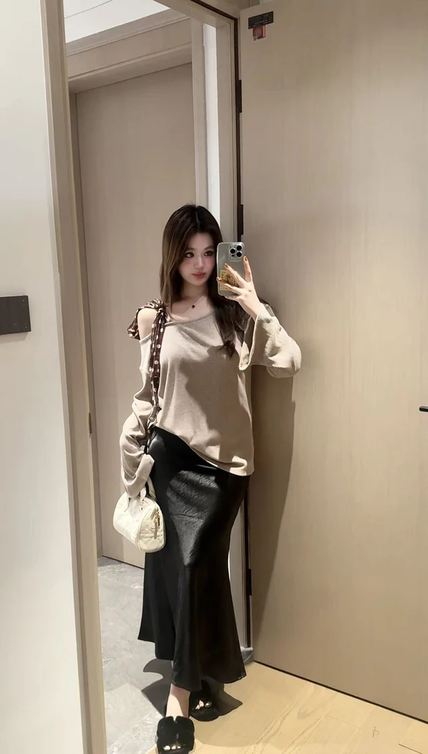 微胖mm明星同款秋冬杏色斜角肩长袖T恤女打底衫露肩慵懒感上衣