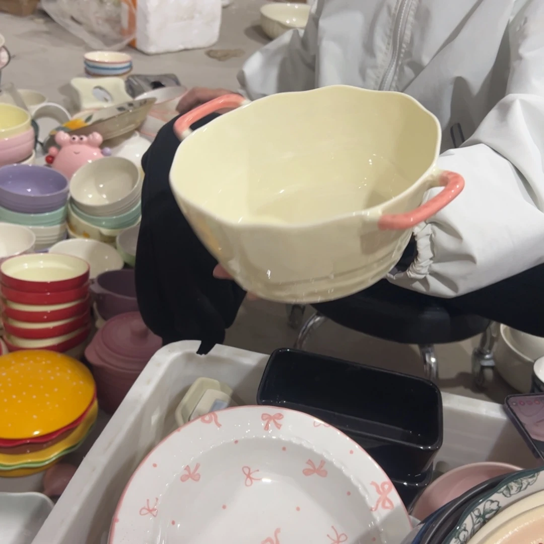 瓷片双耳碗黄色不规则送勺子