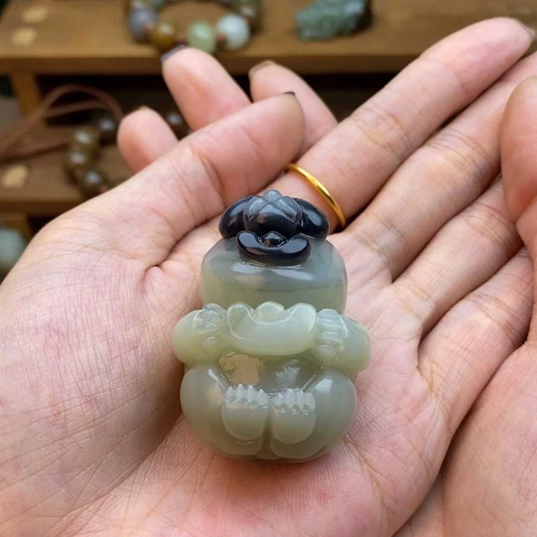 *****和田玉未镶嵌颈饰手把