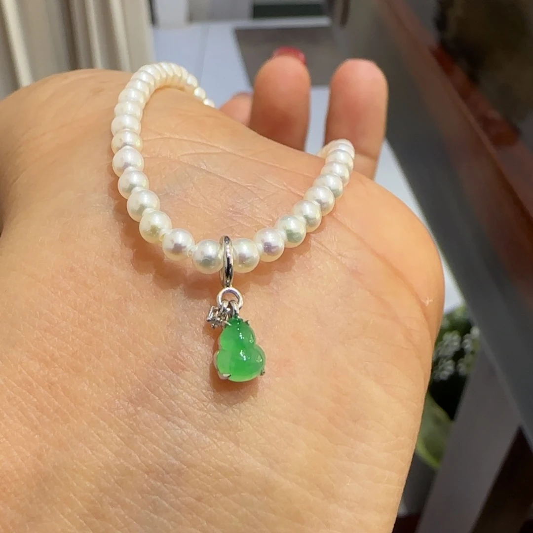 翡翠18K金镶嵌颈饰葫芦