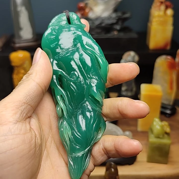 寿山石带*饼雅安绿手把件