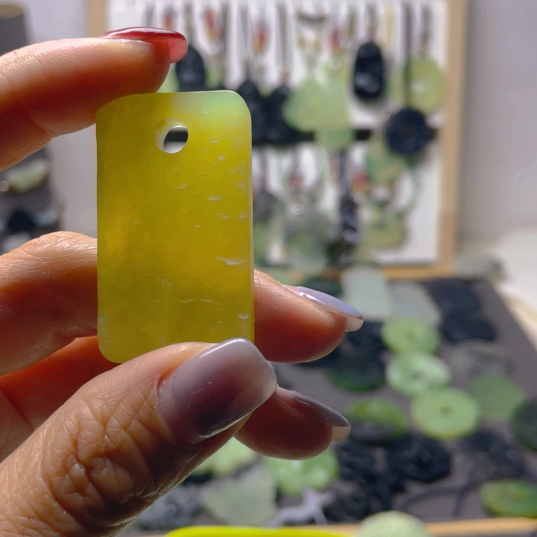 蛇纹石玉未镶嵌颈饰小*姑