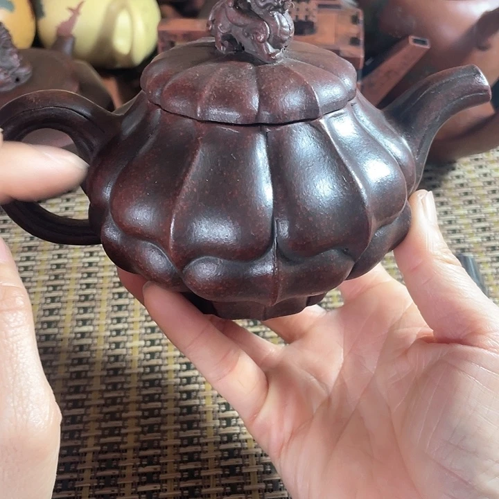 紫砂茶壶原矿泥料手工制作的紫砂壶。