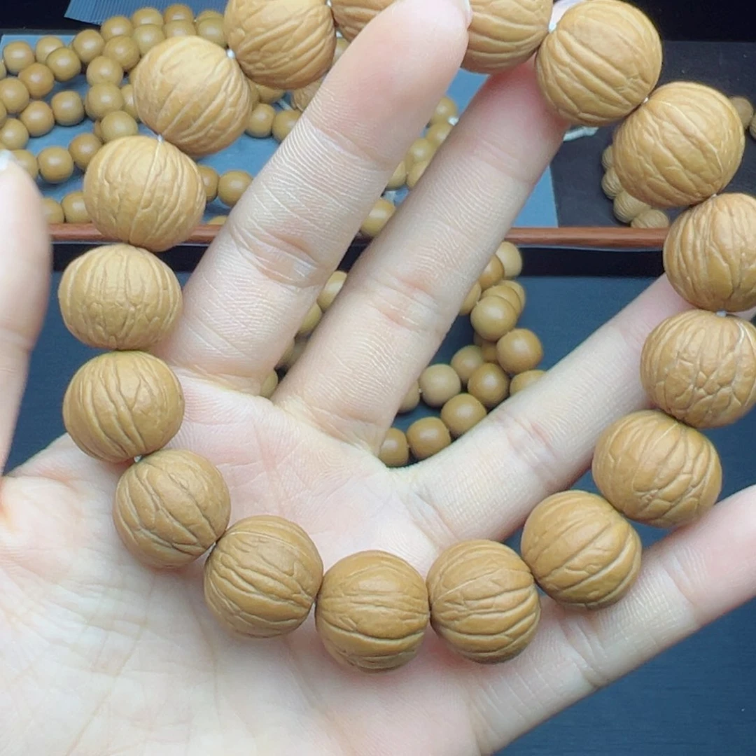 猴头核桃吊坠聚宝盆