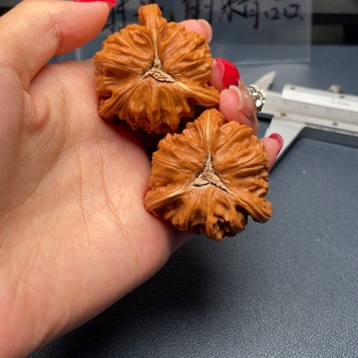 潇***童文玩核桃吊坠白狮子