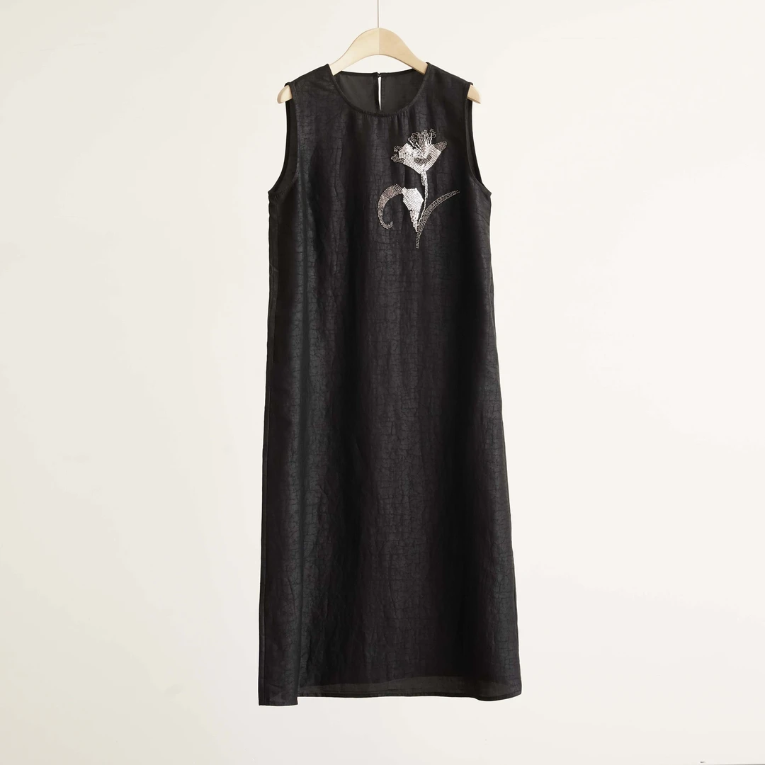 香云纱龟裂纹重磅桑蚕丝手工钉珠高级垂感女士无袖连衣裙（250811）