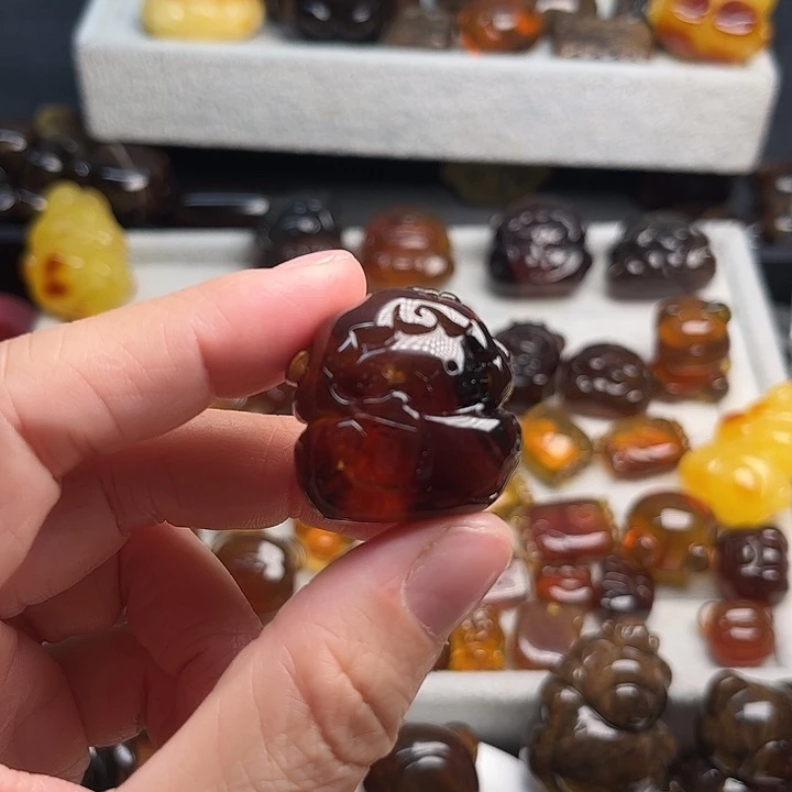 琥珀未镶嵌颈饰羊