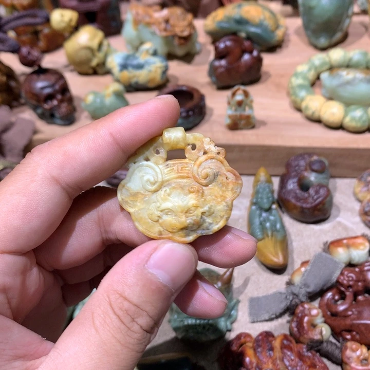 未镶嵌岫岩河磨玉（透闪石质玉）挂件