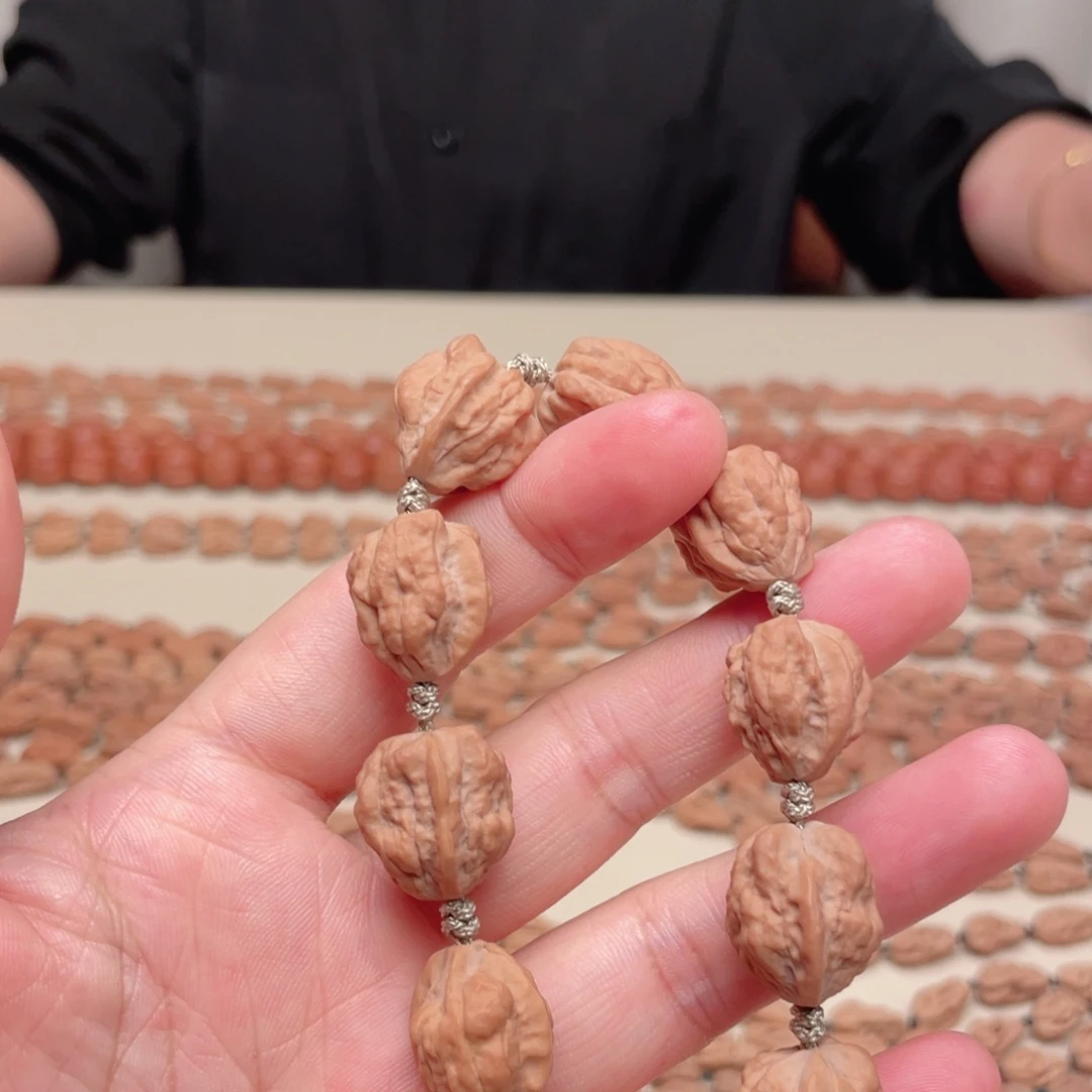 龙***叔文玩核桃吊坠手持