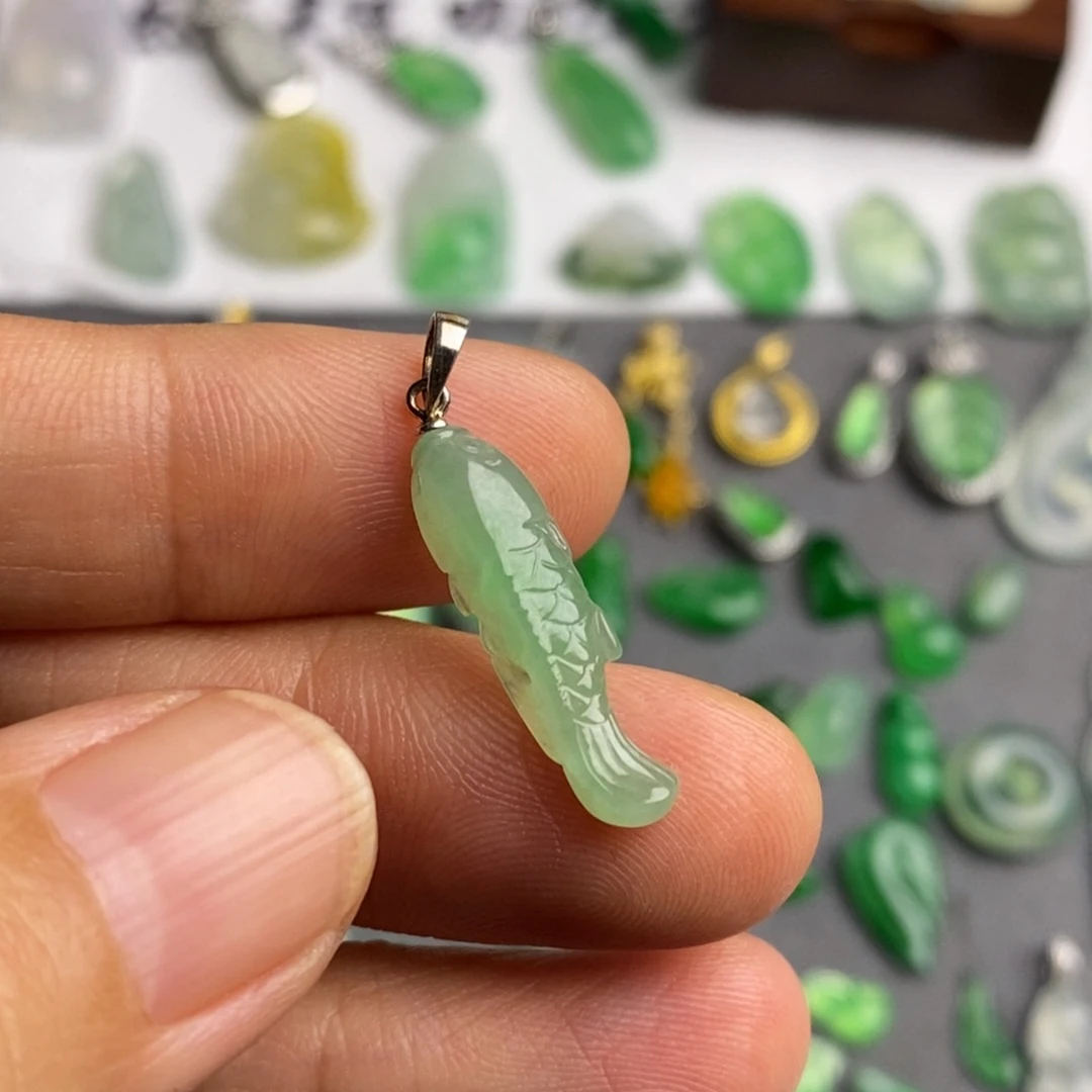 翡翠未镶嵌颈饰小鱼