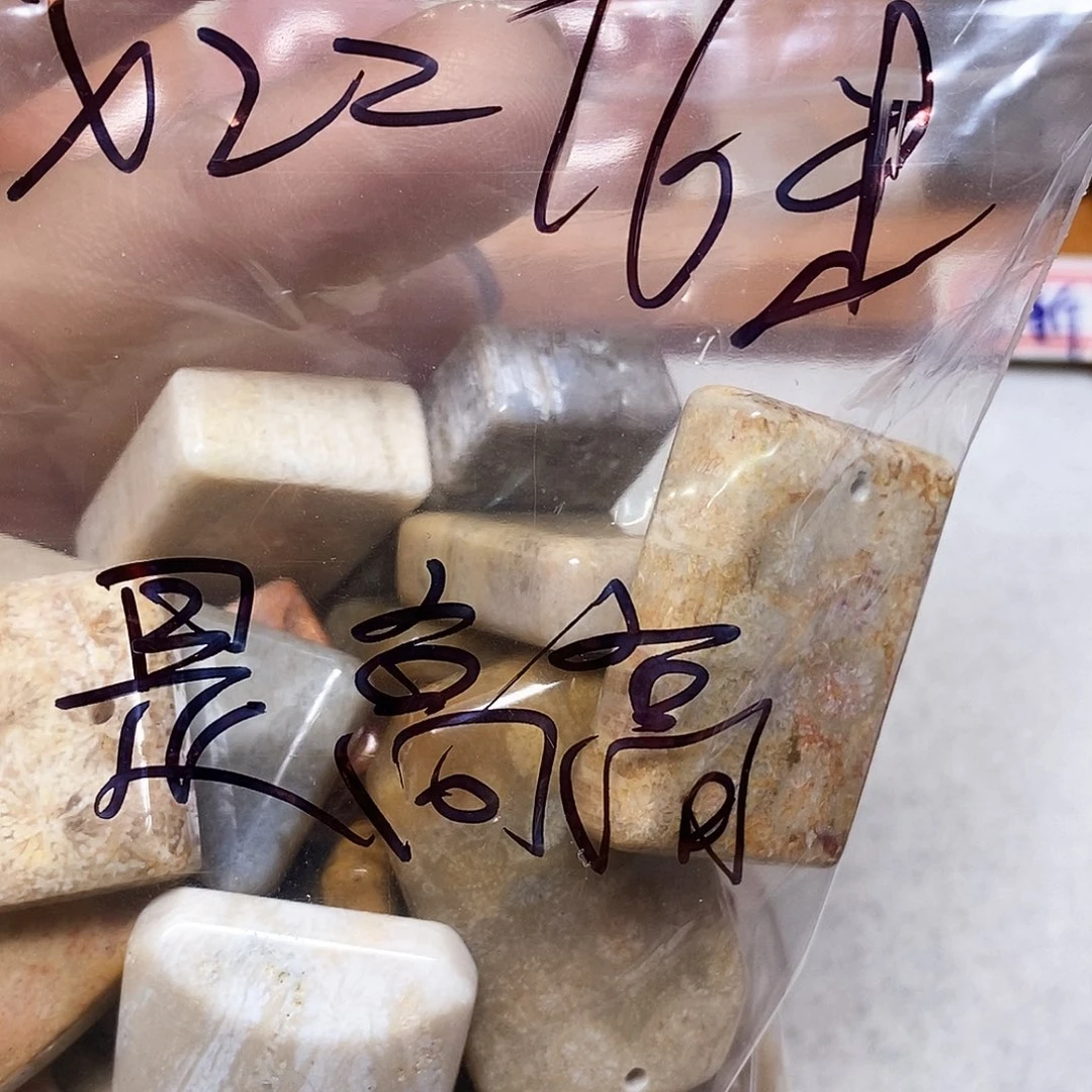 硅化玉颈饰未镶嵌是****?