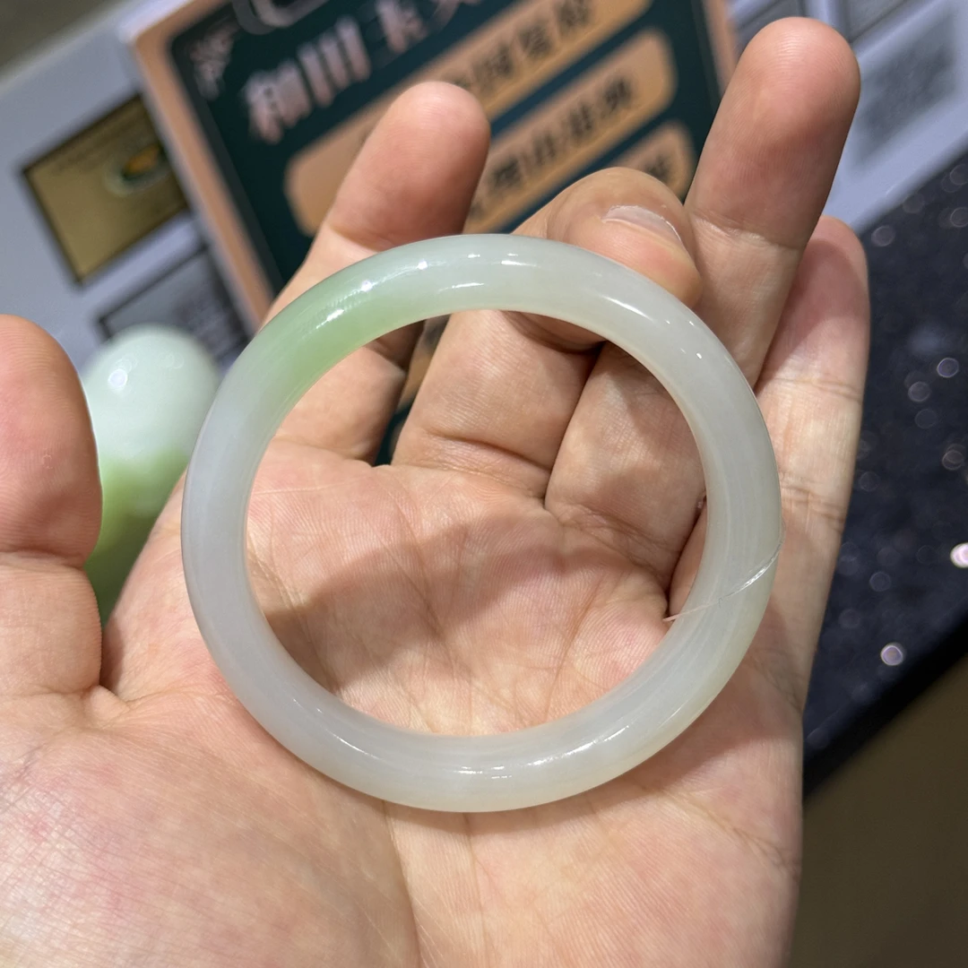 天然和田玉正装白底亮翠翠青手镯54-55-56圈口（多样性发货一件）